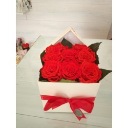 Box avorio con 8 rose...