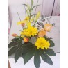 Composizione - centrotavola con fiori freschi di stagione taglia M