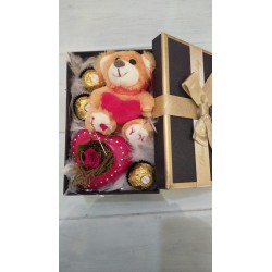 Box San Valentino con rosa stabilizzata in cuore di ceramica, orsetto love, Ferrero Rocher